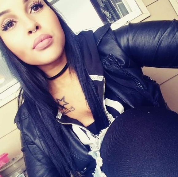 Meet your posher, Courtney. - Picture 2 of 6